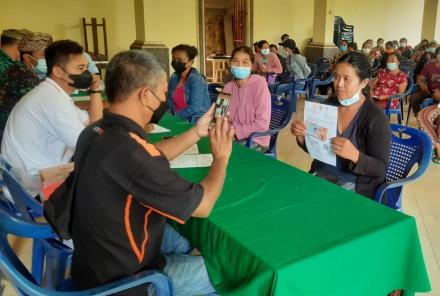 Kantor Pos Cabang Singaraja salurkan 102 BPNT di Desa Gobleg